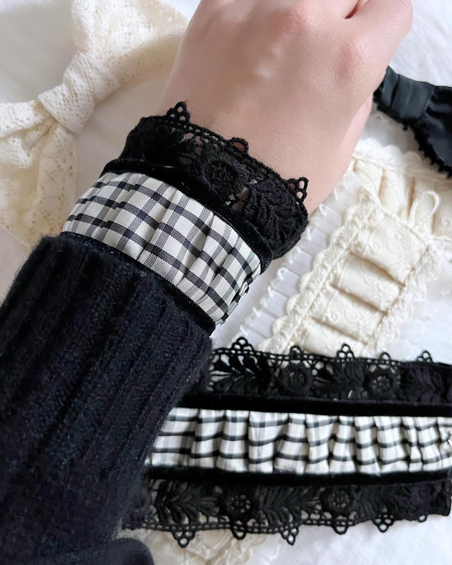Adorn Cufflet & Hair Bow Set- Black & Ivory