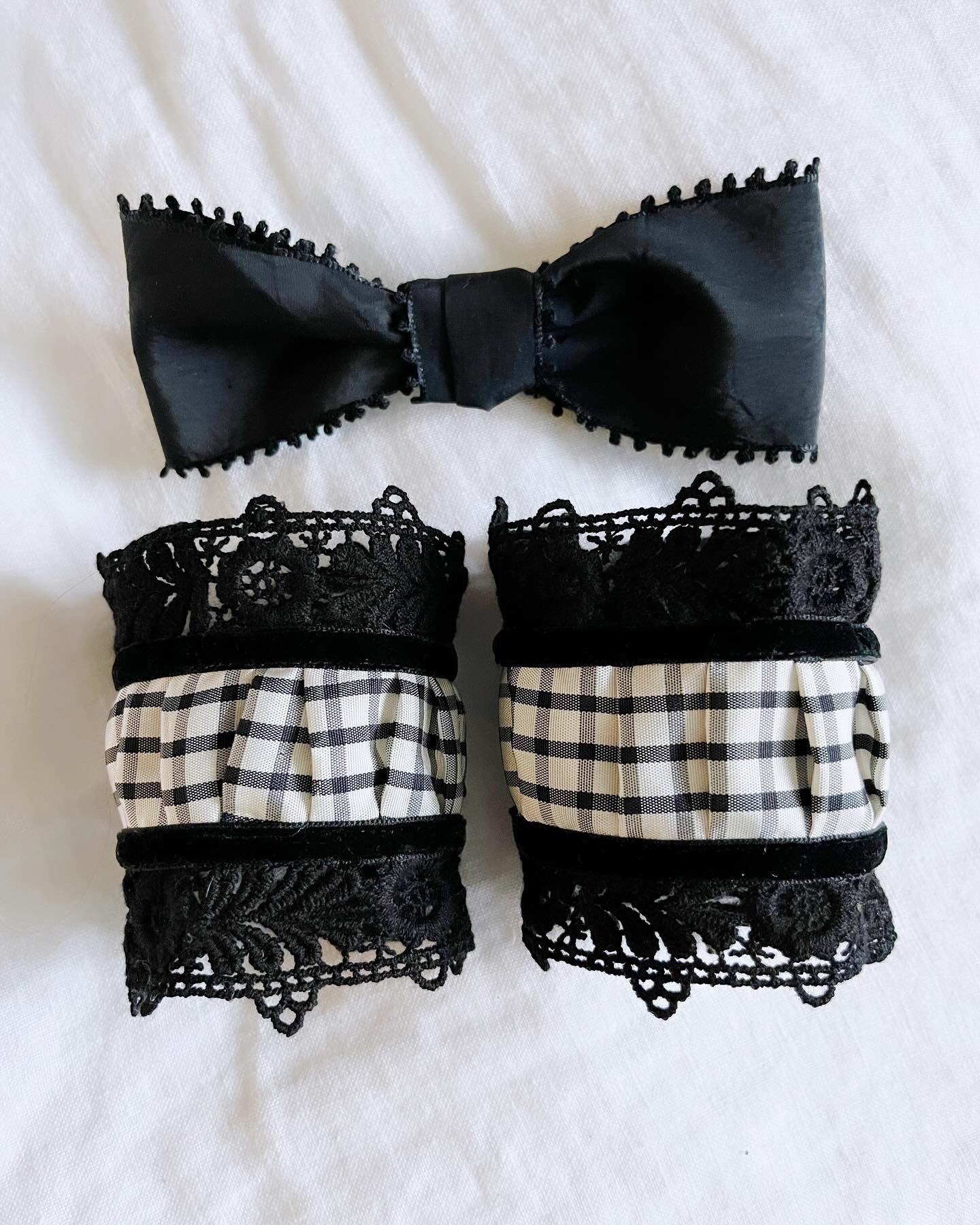 Adorn Cufflet & Hair Bow Set- Black & Ivory