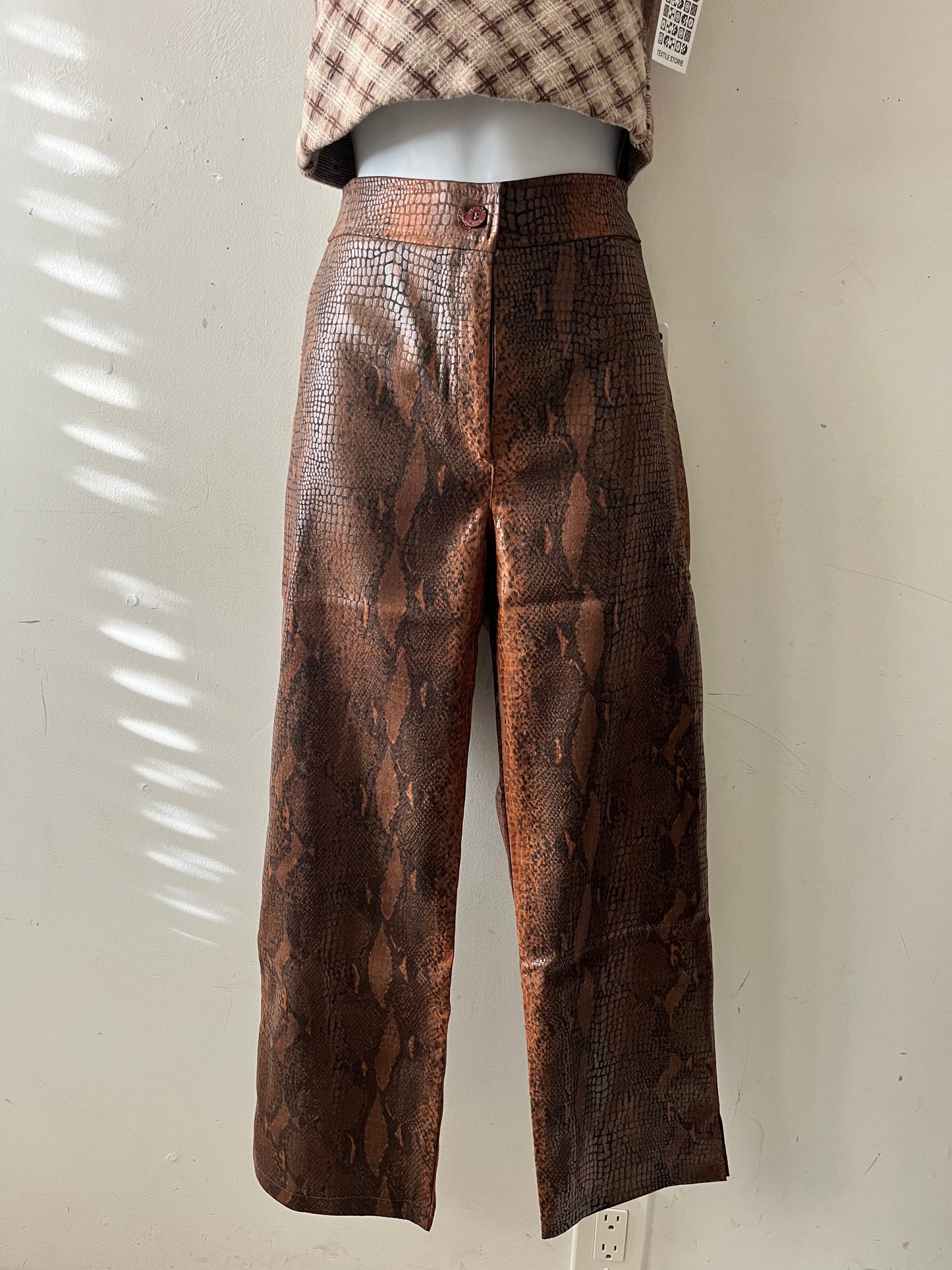 Snake Skin Finish Capri Pants| Medium