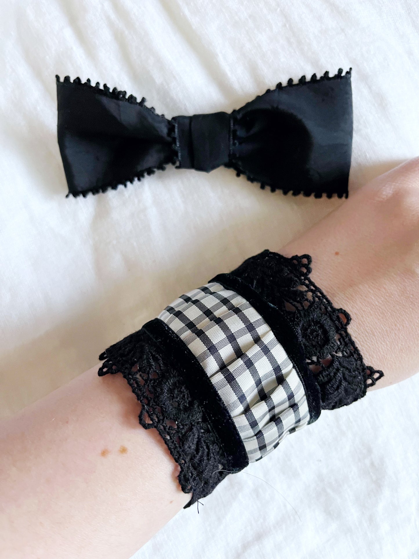 Adorn Cufflet & Hair Bow Set- Black & Ivory