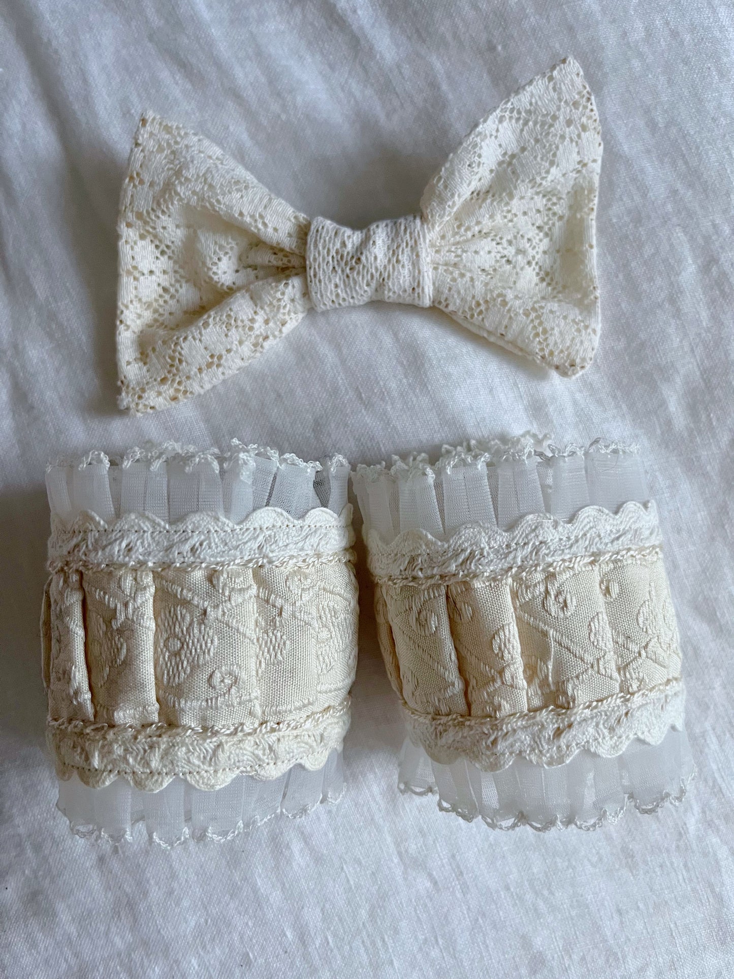 Adorn Cufflet & Hair Bow Set- Cream Lace