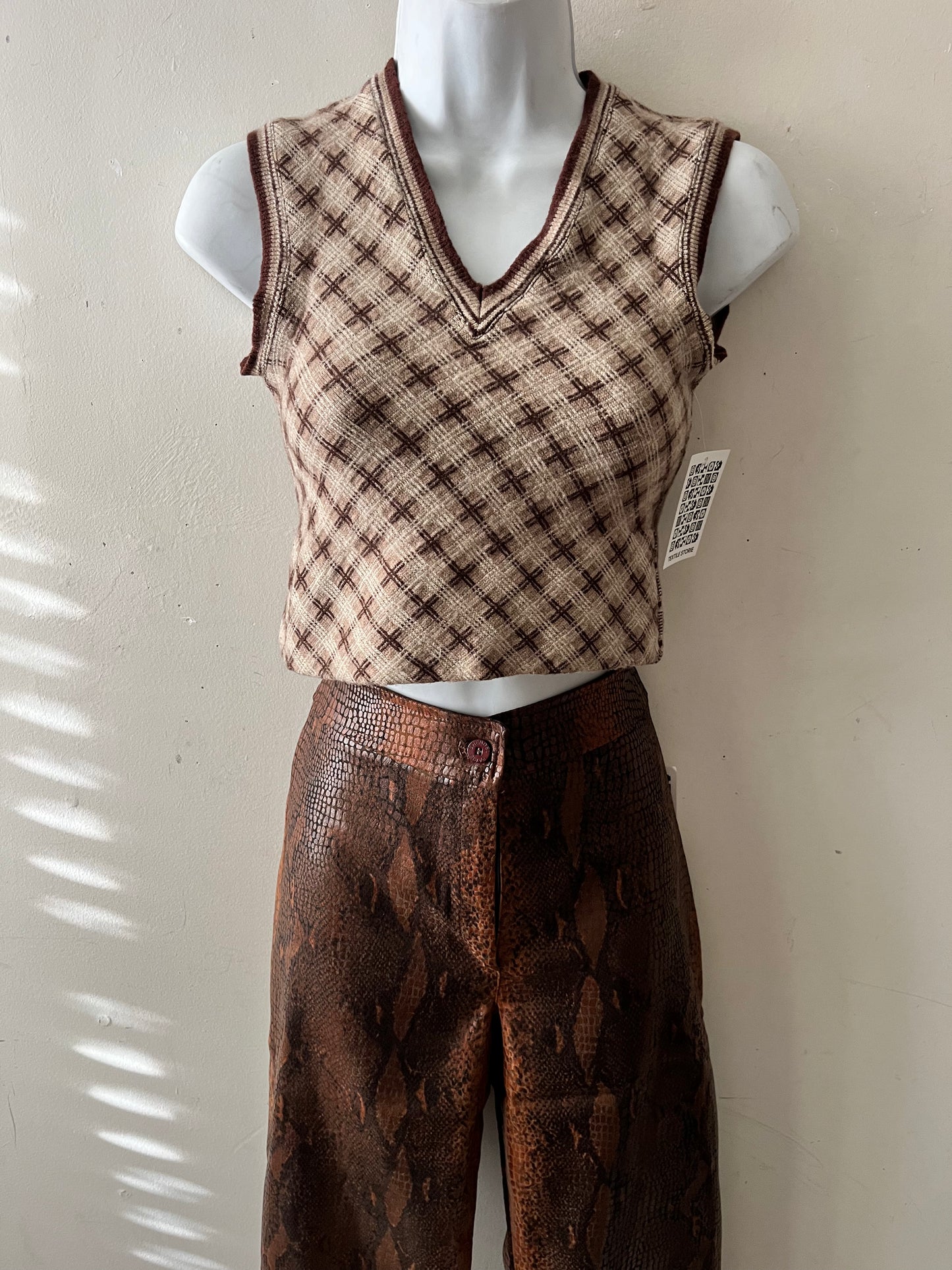 Snake Skin Finish Capri Pants| Medium